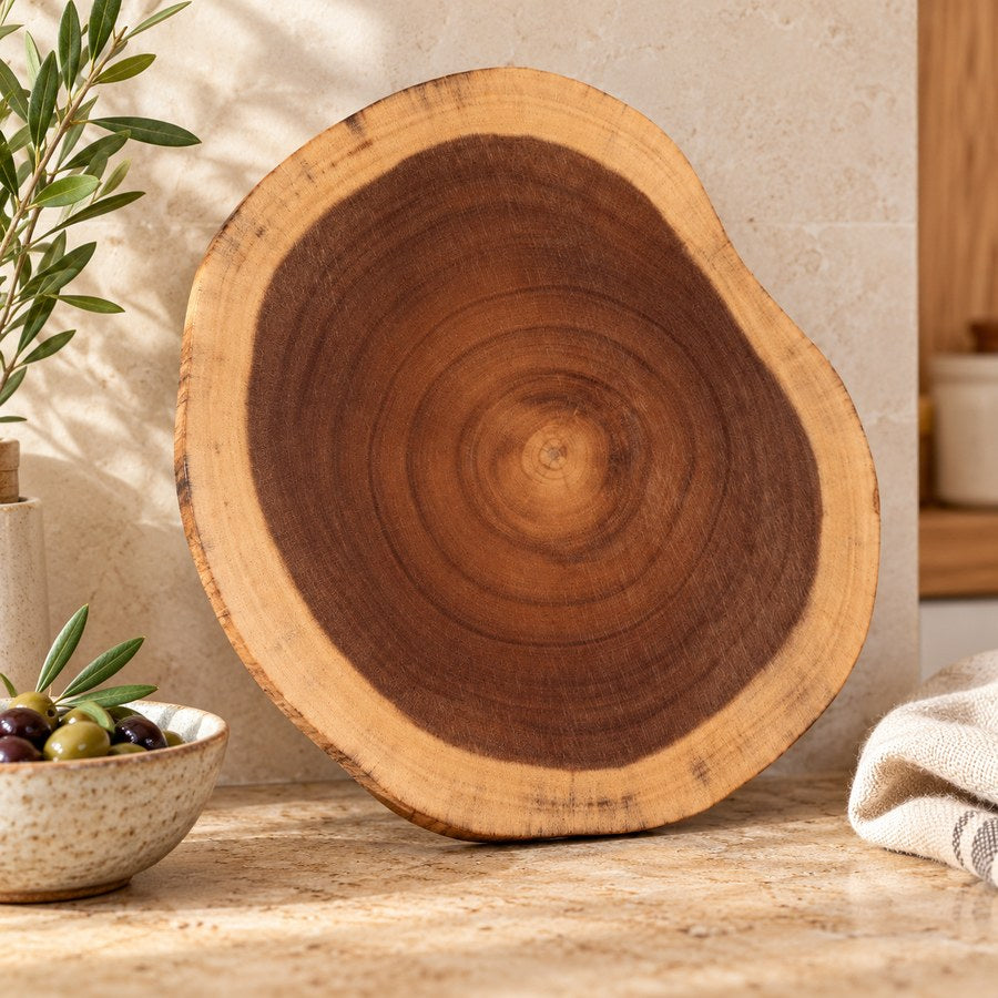 Round acacia cutting board with natural outline