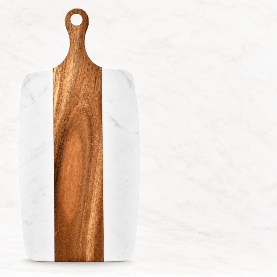 Front view of the serving board with a handle
